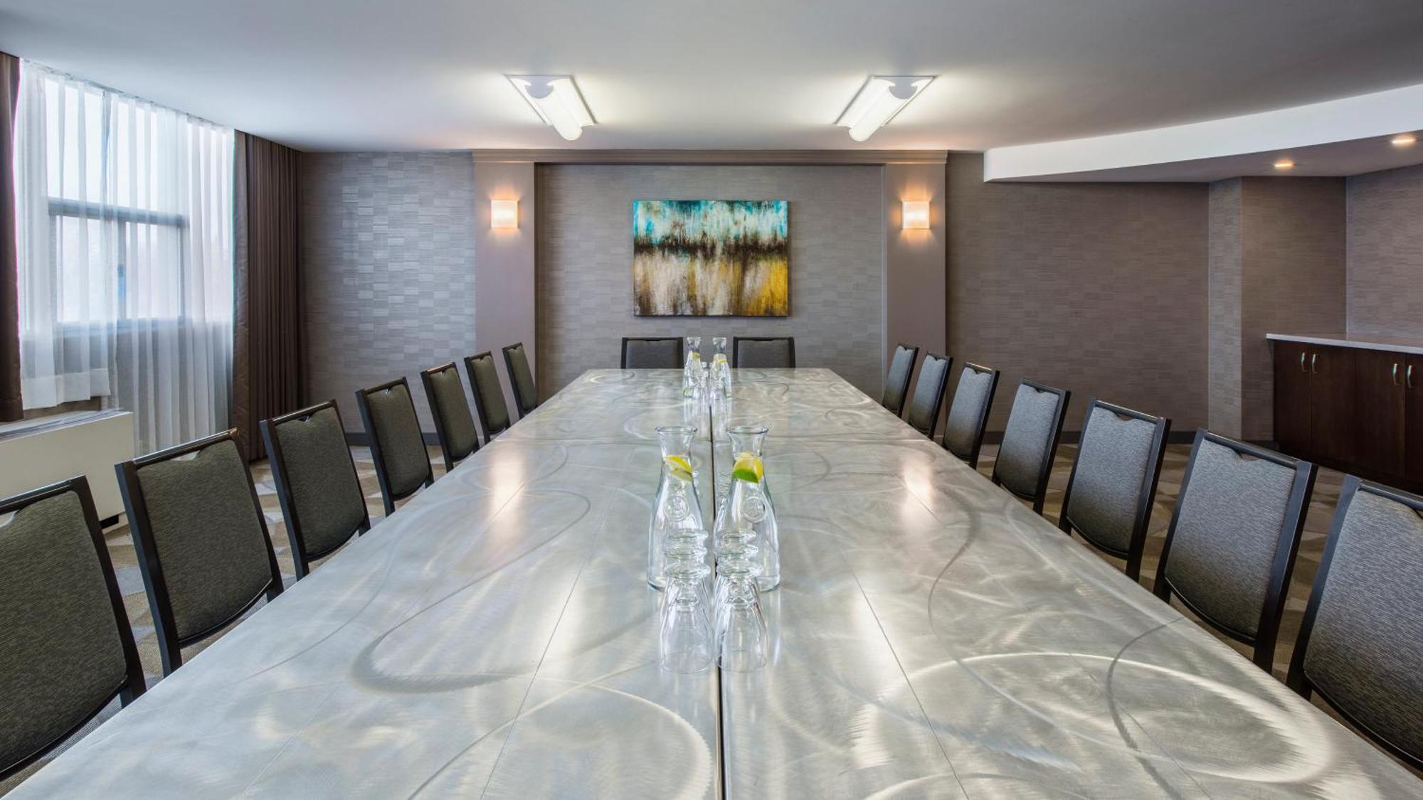 Hotel Winnipeg-south By Ihg 3*